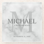 Posavasos De Vidrio Groomsmen personalizado de mármol clásico<br><div class="desc">Añada un toque personal a su boda con una pastilla de vidrio personalizada. Esta montaña rusa presenta el nombre personalizado del groomsman con título y fecha boda en gris claro y monograma en gris claro como fondo, en estilo clásico serif, sobre fondo de mármol blanco. También perfecto para el mejor...</div>