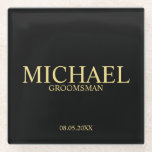 Posavasos De Vidrio Groomsmen personalizados clásicos de negro y oro<br><div class="desc">La clásica serpiente personalizada Groomsmen Coaster con el nombre personalizado del groomsman con el título y la fecha boda en el estilo de letra clásico del serif de oro sobre fondo negro. También perfecto para el Mejor Hombre, Padre de la Novia y más. Nota: Los detalles del Relieve metalizado se...</div>