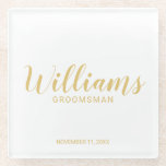 Posavasos De Vidrio Groomsmen personalizados de oro con guión moderno<br><div class="desc">Modern Script White and Gold Personalized Groomsmen Coaster con el nombre personalizado del groomsman en estilo de letra de caligrafía moderna de oro con título y fecha boda en sans serif moderno estilo de fuente sobre fondo blanco. También perfecto para la empleada de honor, la niña flor, la madre de...</div>