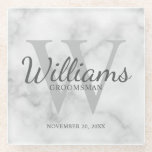 Posavasos De Vidrio Groomsmens personalizados con escritura clásica de<br><div class="desc">Añada un toque personal a su boda con una pastilla de vidrio personalizada. Esta montaña rusa presenta el nombre del groomsman personalizado en estilo de letra de escritura gris clásica con detalles bodas en estilo de fuente serif gris clásico y monograma en estilo de fuente serif gris claro clásico como...</div>