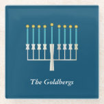 Posavasos De Vidrio Hanukkah Menorah en nombre de familia de Personali<br><div class="desc">Celebre el Festival de las Luces con esta elegante montaña de cristal, que presenta un minimalista diseño de la menorah con un fondo azul profundo. Perfecto para reuniones de Hanukkah o como un regalo atento, esta montaña se puede personalizar con el nombre de su familia, añadiendo un toque especial a...</div>