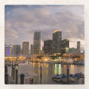Posavasos De Vidrio Horizonte financiero de Miami en la oscuridad