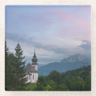 Posavasos De Vidrio Iglesia con los Alpes al atardecer