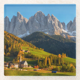 Posavasos De Vidrio Iglesia y pueblo con paisaje montañoso