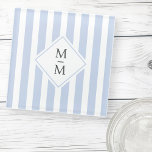 Posavasos De Vidrio Iniciales monogramas tiras blancas y negras polvor<br><div class="desc">Monstruo de vidrio con un patrón de rayas azul y blanco polvoriento claro con sus iniciales monograma en gris oscuro sobre una forma de diamante blanco. Todos los colores son personalizable.</div>