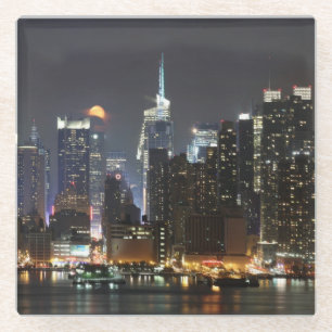 Posavasos De Vidrio La luna sube sobre el Midtown Nueva York.