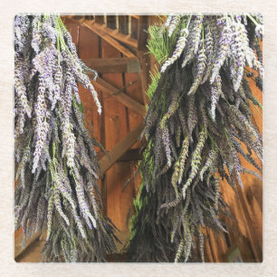 Posavasos De Vidrio Lavanda colgando en un granero