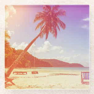 Posavasos De Vidrio Lugar de playa, cocoteros y cama de madera.