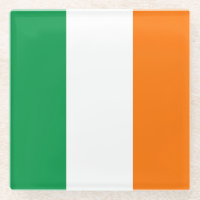 Monasterio de vidrio con bandera de Irlanda