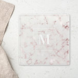 Posavasos De Vidrio Monograma personalizado de mármol de oro Rosa<br><div class="desc">Monasterio de vidrio de diseño personalizado con diseño moderno de diseño rosa dorado y mármol rosa.</div>