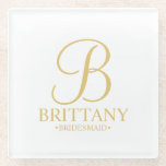 Posavasos De Vidrio Monograma personalizado de oro y dama de honor<br><div class="desc">Regalos personalizados modernos de dama de honor con monograma personalizado en estilo de letra de guión elegante dorado con el nombre de la dama de honor y el título en estilo de letra serif clásico de oro. También perfecto para la criada de honor, madre de la novia y más. Nota:...</div>