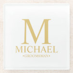 Posavasos De Vidrio Monograma personalizado de oro y Groomsman de nomb<br><div class="desc">Regalos Groomsman Personalizados de Oro Clásico con monograma personalizado,  nombre y título del tipografía del groomsman en estilo clásico de tipo de letra del serif. También perfecto para el Mejor Hombre,  Padre de la Novia y más.</div>