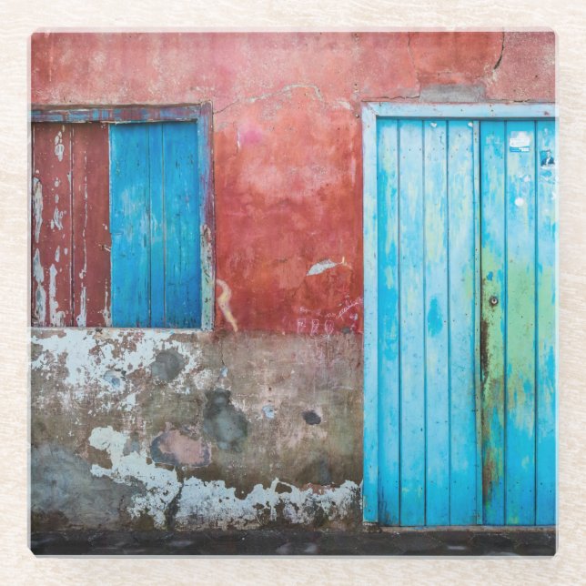 Posavasos De Vidrio Muro rojo, azul y gris, puerta y ventana (Anverso)