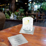 Posavasos De Vidrio Nombramiento de plata<br><div class="desc">Una montaña rusa para una fiesta de cumpleaños glamurosa (o de cualquier edad). Un falso fondo plateado con confeti. El texto: Personalice y agregue una fecha,  nombre y edad.</div>