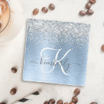 Posavasos De Vidrio Nombre del monograma del Purpurina plateado Metali<br><div class="desc">Personalice fácilmente este diseño de moda de moda de vidrio con un purpurina brillante de bonito plateado sobre un fondo metálico azul cepillado.</div>