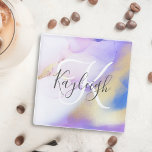 Posavasos De Vidrio Nombre personalizado Monograma color de agua púrpu<br><div class="desc">Personaliza fácilmente este estilo glamoroso de pintura de acuarela lila abstracta y el fondo falso de pulverización dorada con tus detalles personalizados.</div>