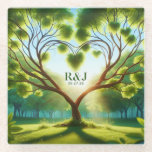 Posavasos De Vidrio Pareja boda Monograma Verde<br><div class="desc">Crea una montaña rusa boda romántica con tus monogramas! La naturaleza es un escenario especial para esta montaña de vidrio con un majestuoso árbol en el centro junto con acentos verdes y cardíacos. Personalizar la parte delantera con el monograma deseado de la pareja y la fecha del boda. Utilice la...</div>