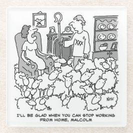 Posavasos De Vidrio Pastor trabajando desde casa con oveja. Divertido