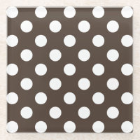 Pos de polka blanca en marrón