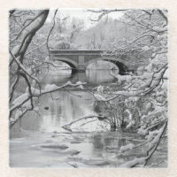 Puente del arco sobre el río congelado en invierno