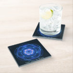 Posavasos De Vidrio Radiación de Cherenkov<br><div class="desc">Presenta una representación fractal de tono azul de la radiación de Cherenkov en el agua. Personalizar agregando su propio texto. El resplandor azul en el agua que rodea a los reactores nucleares se llama radiación Cherenkov. Cuando una partícula cargada se mueve a través de un medio a una velocidad superior...</div>