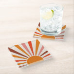 Posavasos De Vidrio Retro Sun Burst Naranja Sunset Rojo Amarillo Rosa<br><div class="desc">Diseño retro de rayos solares en tonos rosa cálido,  marrón y naranja. Rayos de sol naranja retro modernos,  arte abstracto geométrico mañana soleado.</div>