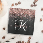 Posavasos De Vidrio Rosa personalizado Purpurina de oro Monograma de e<br><div class="desc">Personalice fácilmente este elegante diseño de montaña de vidrio de moda con un purpurina brillante de oro rosa bonito sobre un fondo metálico negro cepillado.</div>