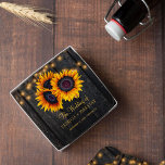 Posavasos De Vidrio Rústico girasol madera luce favor de la boda<br><div class="desc">Vintage rústico estilo tradicional copas personalizadas de bebidas con grandes girasoles dorados amarillos y cuerdas de luces de brillo en un fondo de madera de grano marrón oscuro y con un guión elegante de tipografía de oro. regalo o favor de recién casados para el verano o otoño | elegante campo...</div>