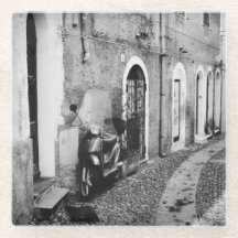 Scooter en una calle de Italia en blanco y negro