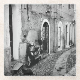 Posavasos De Vidrio Scooter en una calle de Italia en blanco y negro