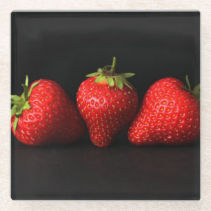Posavasos De Vidrio Tres fresas sobre el coastercán negro
