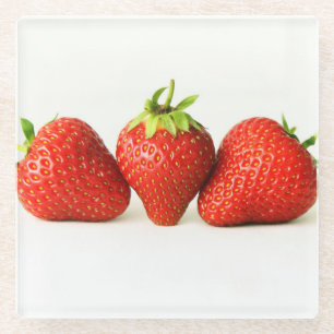Posavasos De Vidrio Tres fresas sobre el coastercano blanco