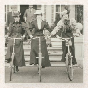 Posavasos De Vidrio Tres mujeres en las bicicletas, 1900s tempranos