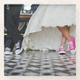 Posavasos De Vidrio Zapatos tenis con el vestido de boda blanco
