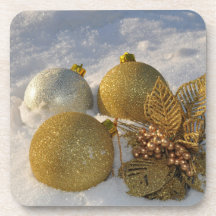 Decoraciones purpurinas en la nieve