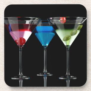 Posavasos Diferentes cócteles en copas de martini sobre negr