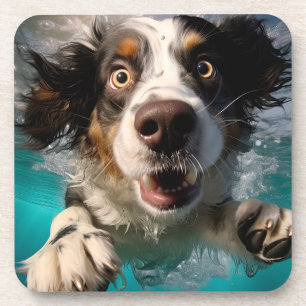 Posavasos Diseño de perro emocionado nadando bajo el agua