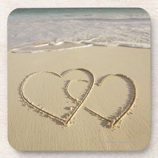 Posavasos Dos corazones sobrepuestos dibujados en la playa (Frente)