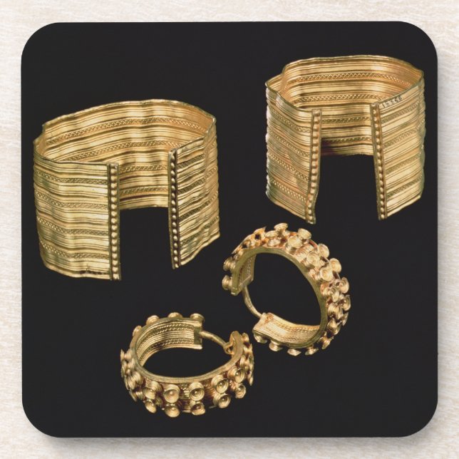 Posavasos Dos pulseras talladas abiertas y un par de (Frente)