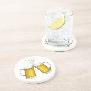 Posavasos Dos tazas con una cerveza ligera.