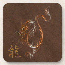 Dragón de cobre chino sobre piel falsa