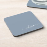 Posavasos Dusty Blue Modern Script Elegante Nombre Monograma<br><div class="desc">Duste Blue Simple Script Monograma Nombre Papel de papel. Esto hace que la graduación perfecta,  el cumpleaños,  el boda,  la ducha de novia,  el aniversario,  la ducha de bebé o la fiesta de soltera sea un regalo para alguien que ama el lujo glam y los estilos de moda.</div>
