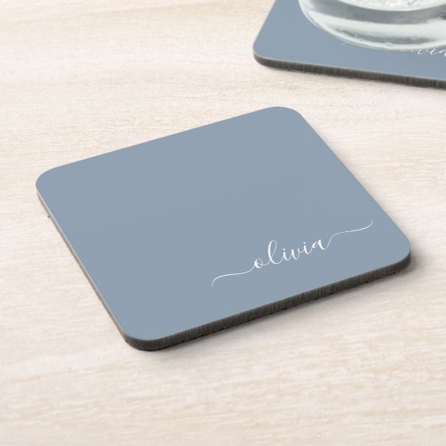 Posavasos Dusty Blue Modern Script Elegante Nombre Monograma (Lado Izquierdo)