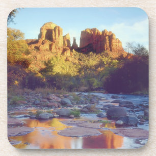Posavasos EE. UU., Arizona, Sedona. Cathedral Rock reflejand