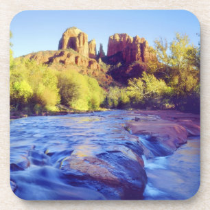 Posavasos EE. UU., Arizona, Sedona. Cathedral Rock reflejand