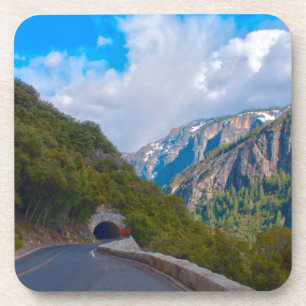 Posavasos EE. UU., California. Túnel en la carretera a Yosem