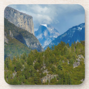 Posavasos EE. UU., California. Vista de Half Dome en Yosemit