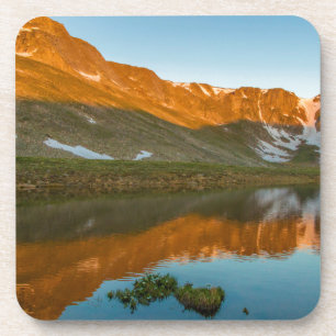 Posavasos EE. UU., Colorado, Mt. Evans. Reflejo del lago Sum