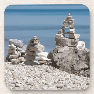 Posavasos EE. UU., Michigan. Torres de piedra en la playa