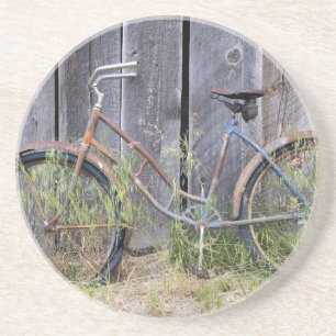 Posavasos EE. UU., Oregón, Bend. Una vieja bicicleta destart